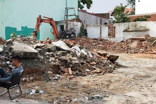 Hà Nội: 'Trưởng xóm' hành hung lái xe, ép chủ đất nộp 20 triệu 'quỹ xóm' khi dọn dẹp khu đất của gia đình