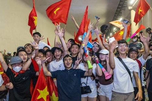 'Đêm không ngủ' cùng cổ động viên ăn mừng sau chiến thắng 1-0 của U23 Việt Nam trước Indonesia
