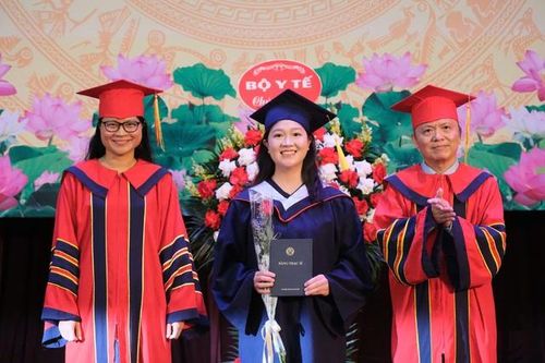 Lễ trao bằng tốt nghiệp cho khóa bác sĩ nội trú đầu tiên của Trường Đại học Y Dược