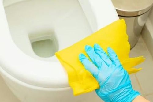 Tiết lộ 'vũ khí' diệt sạch vết ố vàng toilet, rẻ, dễ mua và dễ dùng