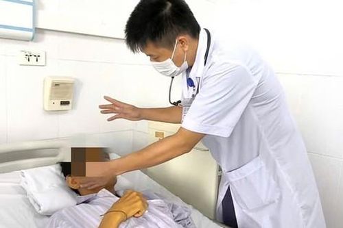 Người đàn ông 54 tuổi bất ngờ nguy kịch sau khi giẫm phải hòn đá ngoài ruộng