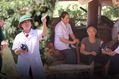 Thầy thuốc nơi tâm lũ Nghệ An: Nhà trôi sạch, mất tất cả nhưng quyết không bỏ bà con