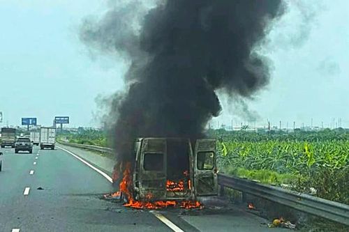 Cháy xe khách trên cao tốc Pháp Vân - Cầu Giẽ, nhiều người bỏ lại hành lý thoát thân