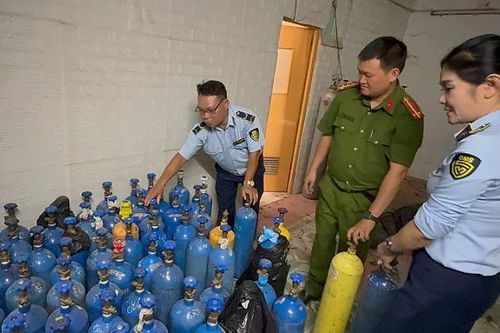 Đánh sập lò 'khí cười' trái phép, thu giữ hàng trăm bình khí N2O không rõ nguồn gốc