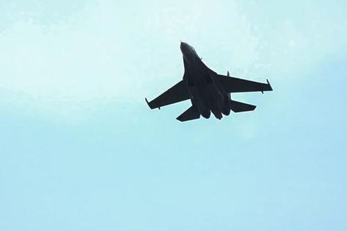 Tiêm kích Su-30MK2 trình diễn kỹ thuật bay 'khoan xoắn' tại Quảng trường Ba Đình