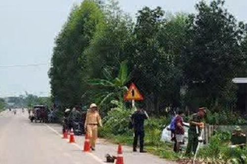 Ô tô mất lái lao xuống ruộng đâm cụ bà đang làm đồng tử vong