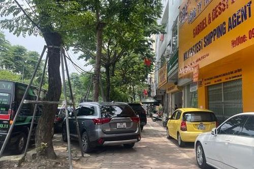 Hà Nội: Vỉa hè đường Võ Chí Công bị 'biến' thành gara, bãi đỗ xe
