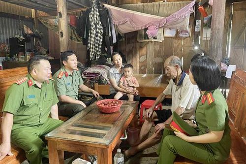 Những bước chân không mỏi giữa đá núi Lục Khu