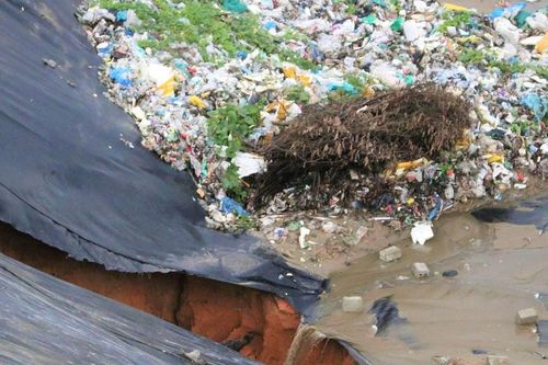Quảng Ngãi: Yêu cầu xử lý vụ vỡ hố chứa rác thải