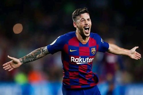 Cựu cầu thủ Barca bị chó cắn vào vùng kín