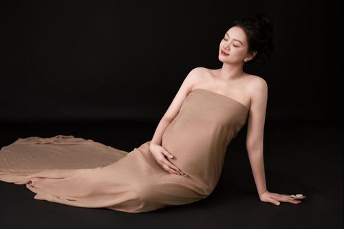Hoa khôi bóng chuyền Thu Hoài khoe sắc vóc khi sắp sinh con đầu lòng