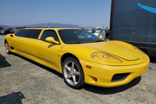 Siêu xe Ferrari 360 Modena độ limousine được rao bán 40.000 USD