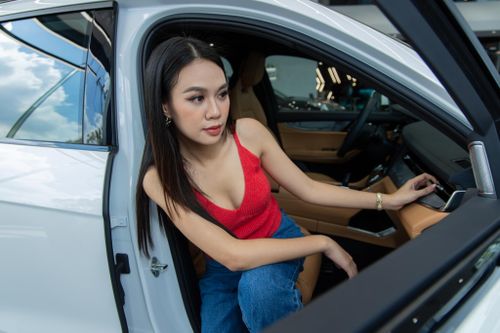 Đi làm bằng xe điện nhưng chạy xe xăng để về quê