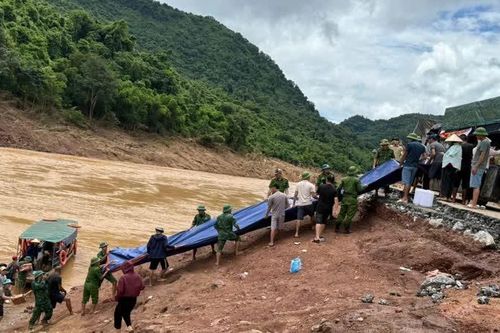 Một tuần sau lũ, Nghệ An vẫn còn 4.500 hộ dân bị cô lập