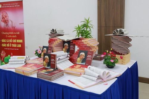 Khắc họa chân dung Bác Hồ qua hai ấn phẩm đặc biệt