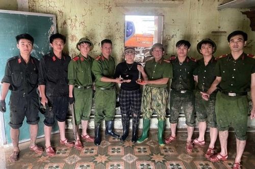 Xúc động nhận lại vàng, điện thoại vùi trong bùn lũ