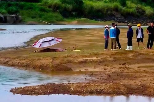 Ba nữ sinh đuối nước khi tắm hồ