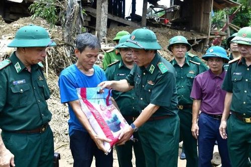 Đoàn công tác của Bộ Tư lệnh Bộ đội Biên phòng thăm hỏi, động viên quân và dân vùng lũ xã biên giới Nghệ An