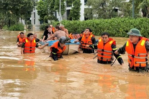 Xúc động hình ảnh người chiến sĩ Công an nhân dân trong đợt lũ lịch sử ở miền tây Nghệ An