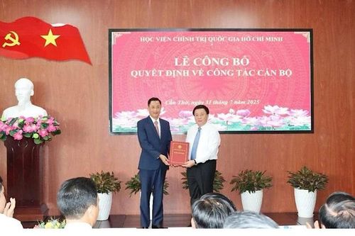Đồng chí Nguyễn Xuân Thắng trao quyết định bổ nhiệm Giám đốc Học viện Chính trị khu vực IV