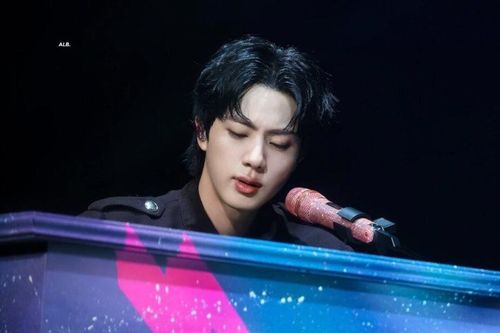 Chỉ trong 3 ngày cuối tháng Bảy, Jin (BTS) vẫn kịp gây sốt cõi mạng vì 'visual đẹp trai toàn cầu được nâng cấp'
