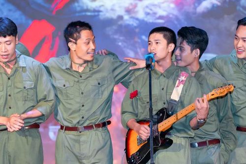 'Thành cổ thì rộng, sao các đồng đội tôi nằm lại chật...'
