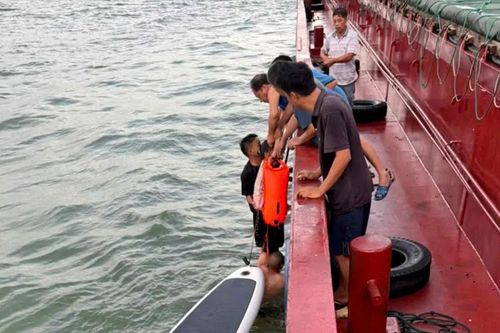 Hai cha con được cứu sống sau một đêm lênh đênh trên biển