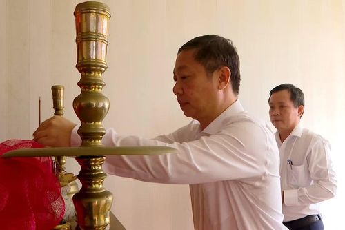 Đồng chí Dương Anh Đức thăm hỏi các gia đình nguyên lãnh đạo Ban Tuyên giáo Tỉnh ủy Bà Rịa - Vũng Tàu trước đây