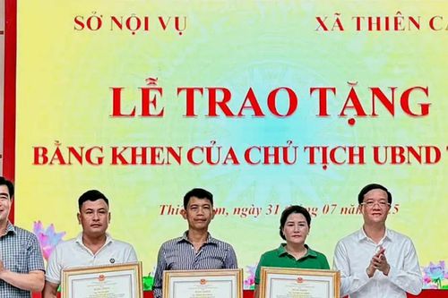 Hà Tĩnh: Tặng bằng khen 3 công dân dũng cảm cứu người trong vụ chìm tàu du lịch