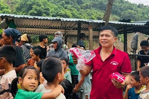Xúc động hình ảnh người đàn ông mang băng vệ sinh cứu trợ vùng lũ cho chị em