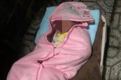 Bé gái sơ sinh bị bỏ rơi trước cổng nhà dân ở Đà Nẵng