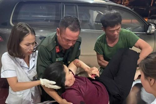 Kịp thời cứu người phụ nữ bị tai nạn nằm bất động bên đường