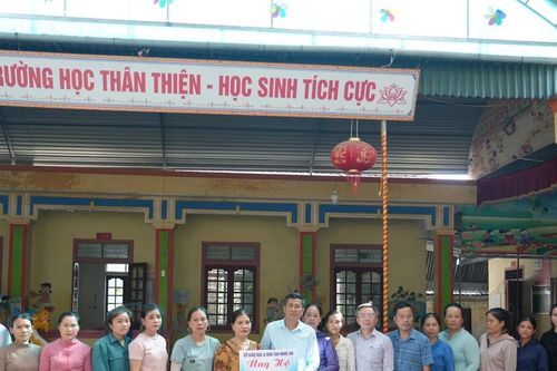 Ngành giáo dục Nghệ An hỗ trợ, đồng hành giúp trường vùng lũ khắc phục hậu quả