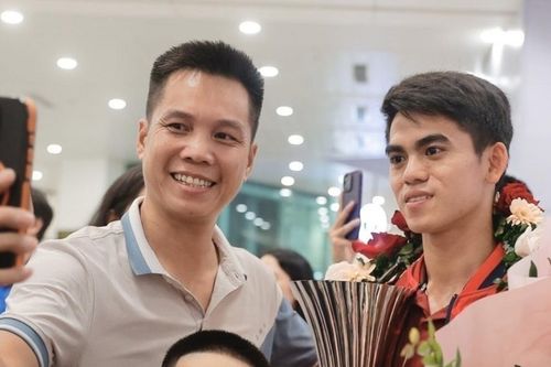 Hình ảnh U23 Việt Nam mang cúp vô địch đến người hâm mộ tại sân bay Nội Bài và Tân Sơn Nhất