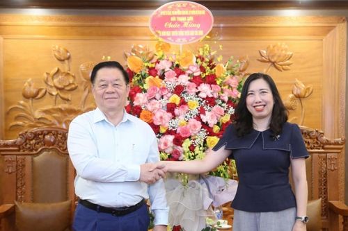 Bộ Ngoại giao tặng hoa chúc mừng Kỷ niệm 95 năm Ngày truyền thống ngành Tuyên giáo (1/8/1930 - 1/8/2025)