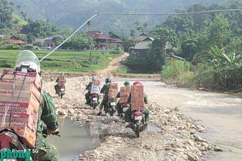 Trao tặng quà hỗ trợ đồng bào bản Huồi Mới bị ảnh hưởng bới mưa lũ