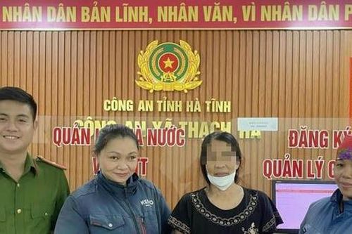 2 nữ công nhân trả lại tiền cho người đánh rơi