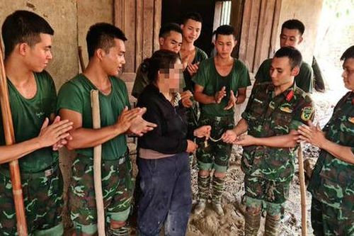Anh bộ đội trả lại dây chuyền vàng cho người dân vùng lũ ở Nghệ An