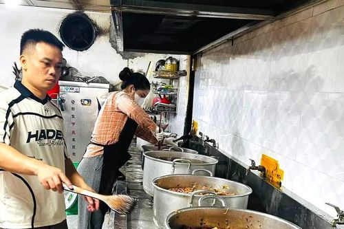 Nấu hàng nghìn suất ăn miễn phí giúp người dân vùng lũ