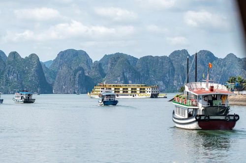 Du khách tấp nập đến vịnh Hạ Long
