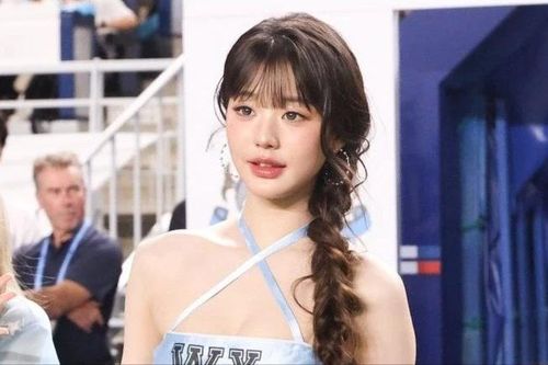Bộ đồ bị chê phản cảm của 'công chúa Kpop'