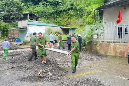 Công an xã ở Điện Biên hỗ trợ người dân dọn đường, gia cố nhà cửa sau mưa lũ