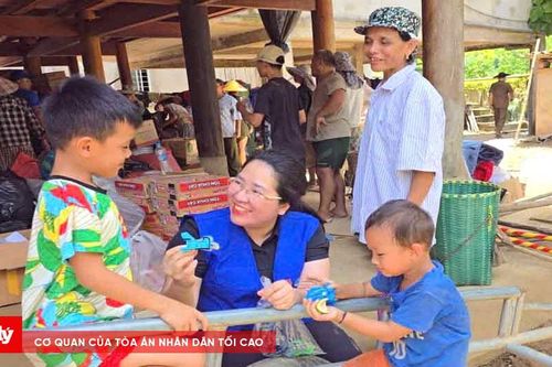 Áo xanh nghĩa tình – Cùng dân vượt lũ