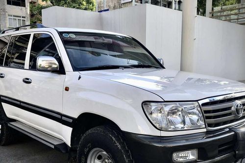 Toyota Land Cruiser máy dầu đời 2005 'cổ nhưng chất' giá 1,3 tỷ đồng