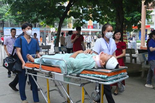 Nam sinh nằm cáng đến trường thi đã đỗ tốt nghiệp THPT năm 2025