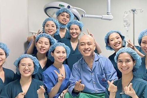 Bật cười khi xem clip Tú Dưa thăm Tuấn Hưng sau phẫu thuật