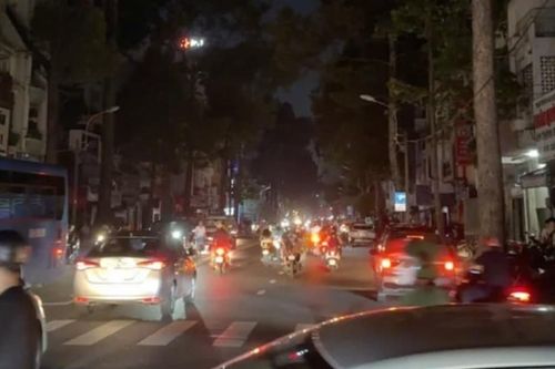 Trung tâm TPHCM đột ngột mất điện, đường phố tối đen