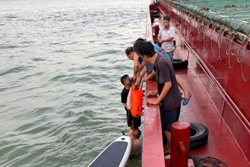 Cứu sống 2 bố con bị sóng cuốn trôi hơn nửa ngày trên biển