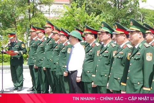 Đoàn đại biểu Đảng bộ Quân sự tỉnh dâng hương, báo công với Chủ tịch Hồ Chí Minh