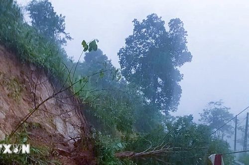 Mưa lớn gây sạt lở nhiều tuyến đường tại Điện Biên
